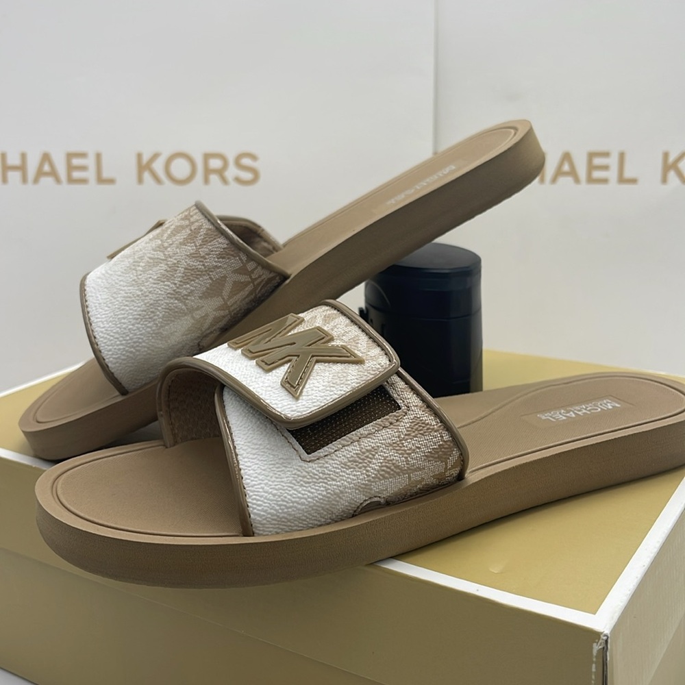 Michael Kors Slide Logo Sandals Palmer Ombré Signature
Husk
NWT - Picture 9 of 16